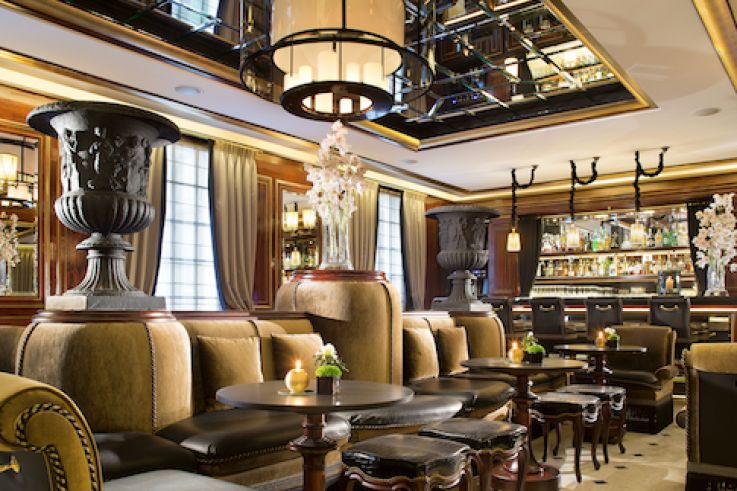 Elegancki wieczór w restauracyjnej przestrzeni